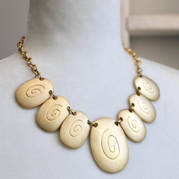 Vintage Gold Metal Tone Accent Large Medallion Swirl Necklace - Picture 2 of 3